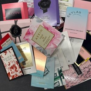 Ladies fragrance sample bundle! Pack of 25 scents! No repeats in the bundle!🫶